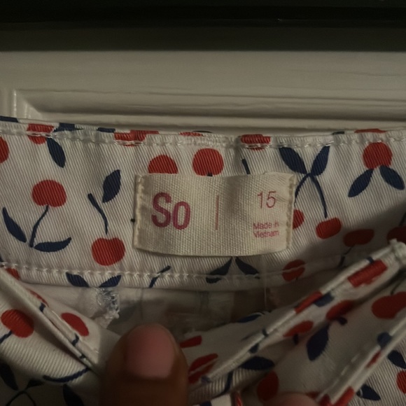 Juniors' SO® Low Rise Cuffed Hem Midi Shorts - Picture 4 of 4